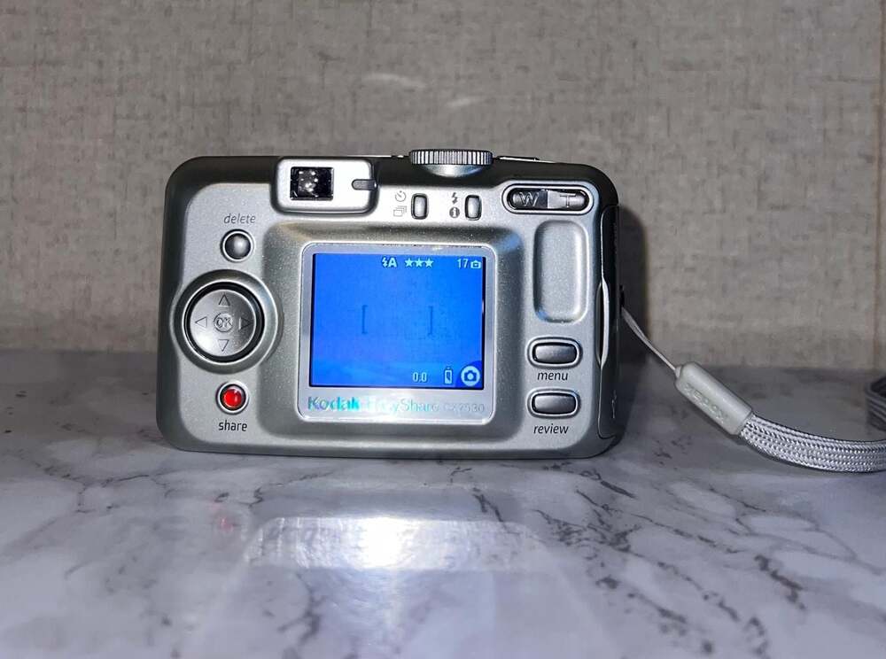 Kodak EasyShare CX7530 5.0MP Digital Camera - Silver - Picture 9 of 12